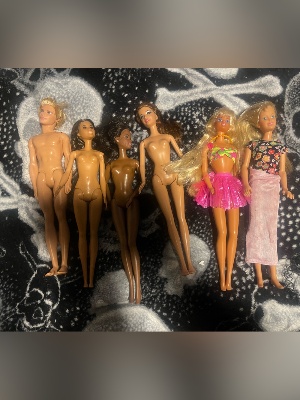 BARBIE LOT INCLUDES VINTAGE ONES